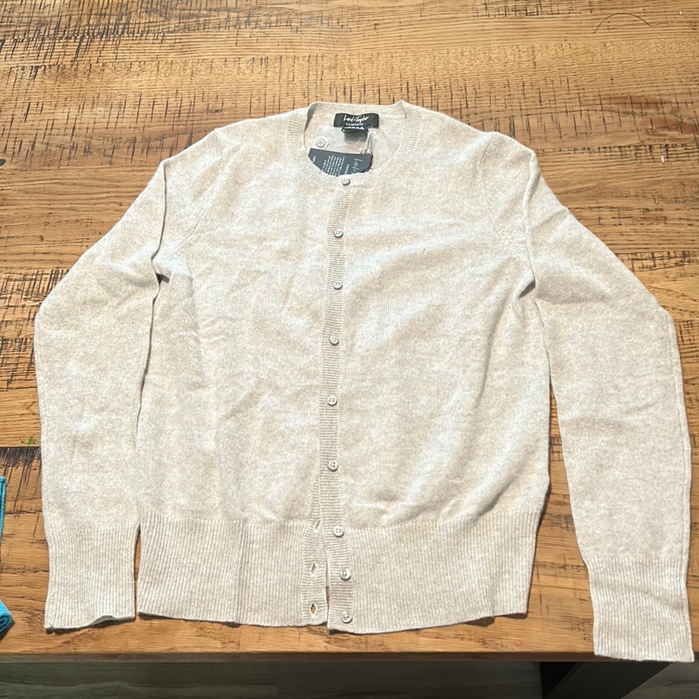 Beautiful light 100% cashmere cardigan